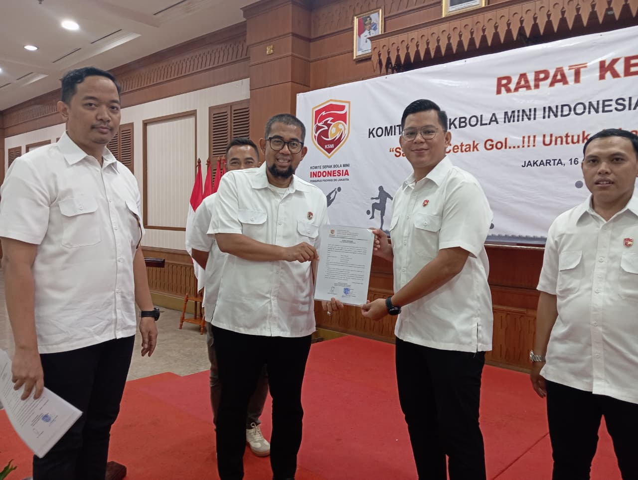 Gambar Penyerahan SK